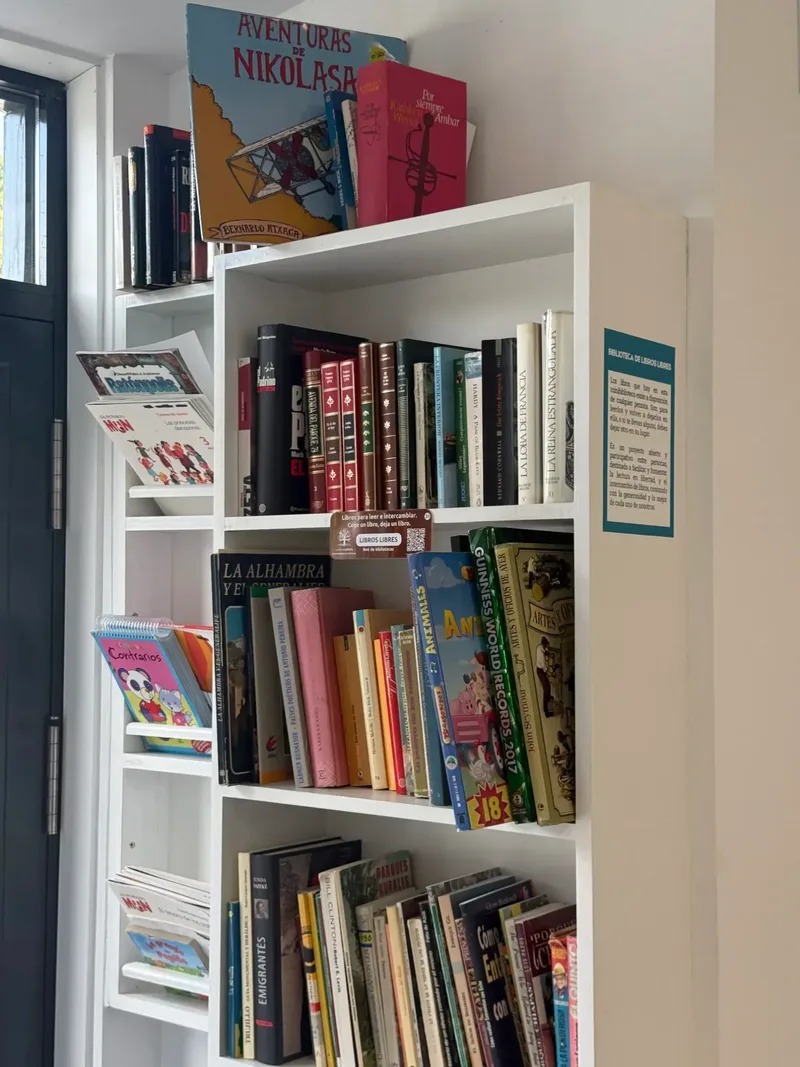 Estantería de libros libres para leer e intercambiar