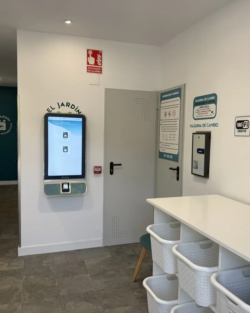 Pantalla de pago, máquina de cambio y mesa para doblar la ropa con cestos