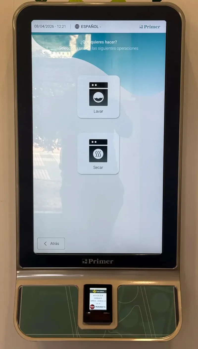 Pantalla táctil de pago con datáfono para tarjeta en la lavandería