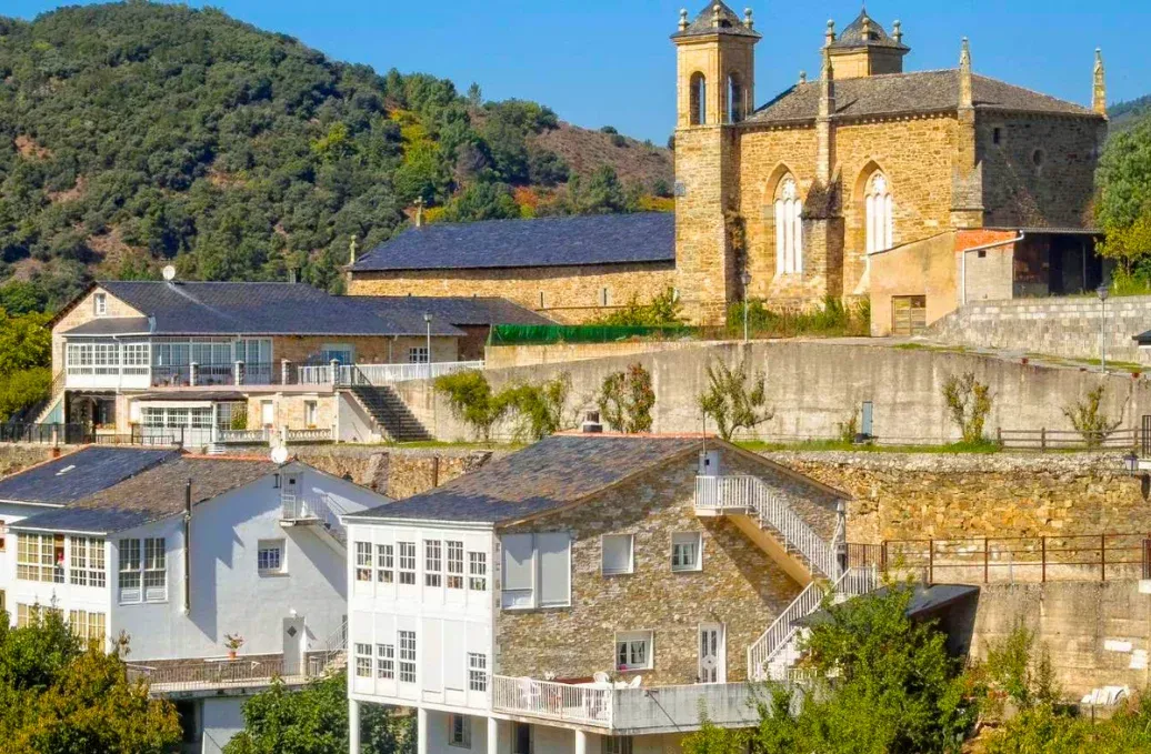 Iglesia y casas de piedra de Villafranca del Bierzo